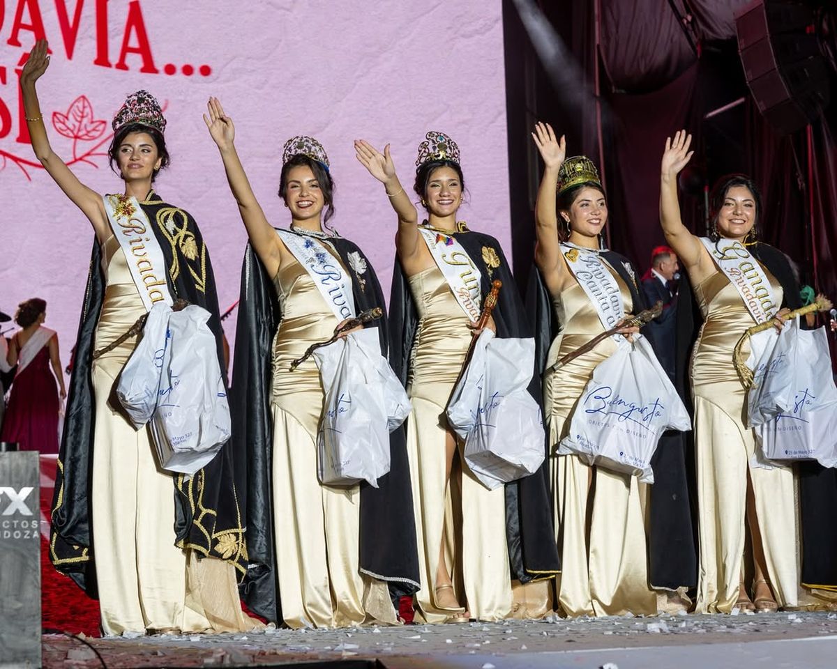 Las soberanas vendimiales de Rivadavia tuvieron su noche soñada. Las soberanas vendimiales de Rivadavia tuvieron su noche soñada.