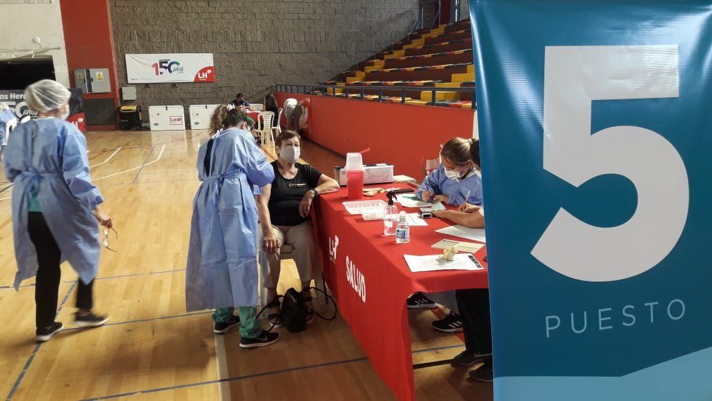 Con mucha celeridad y eficiencia se está aplicando la vacuna Sputnik V en todos los centros de vacunación dispuestos por el Ministerio de Salud en cada departamento de Mendoza. Los vacunados destacaron la buena organización, cariñosa atención y falta de efectos colaterales de la droga.