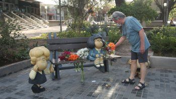 Las figuras de Mafalda reciben flores como homenaje a Quino