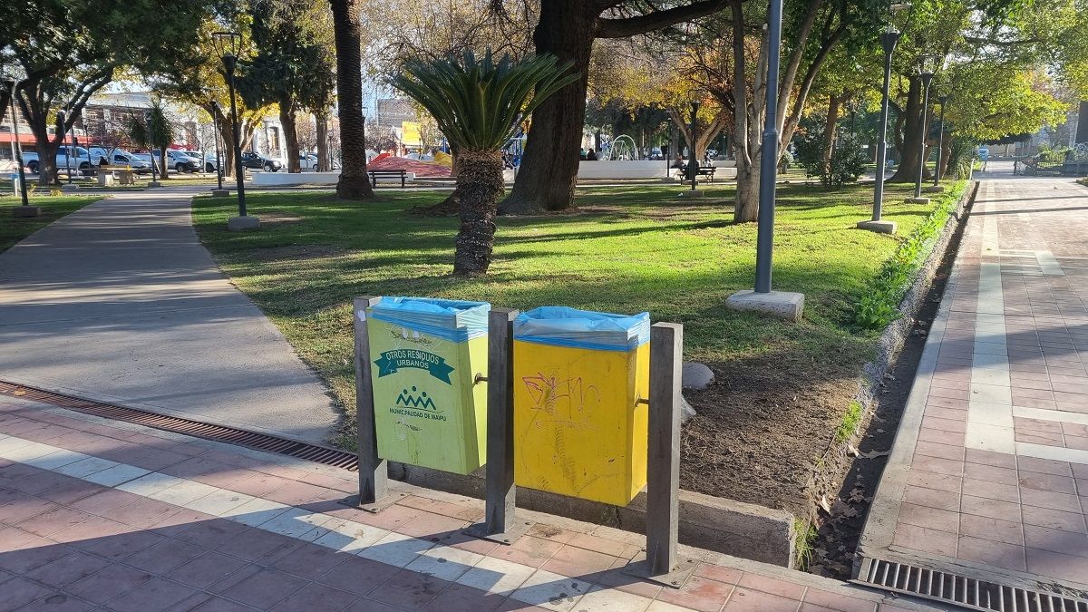 Los cestos tienen bolsas, por lo que dificulta el desecho de las colillas. Los cestos tienen bolsas, por lo que dificulta el desecho de las colillas.