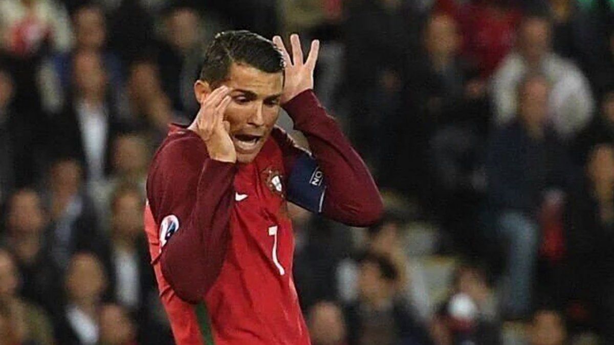 Lluvia de memes por la extraña pose de Cristiano Ronaldo
