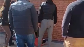 Padres de una escuela atraparon a un delincuente que había robado en una farmacia de la Sexta Sección