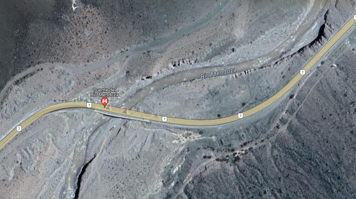 Un llamado al 911 alertó sobre un accidente en Mendoza. El joven de 23 años fue hallado en grave estado.