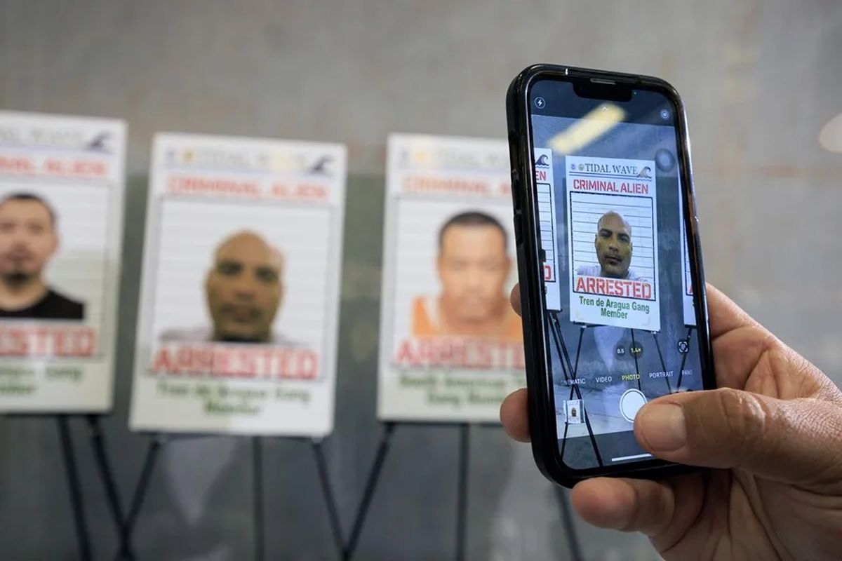 Una persona fotografía imágenes de personas detenidas y deportadas, durante una rueda de prensa en Miramar, Florida en Estados Unidos. Crédito: EFE/EPA/CRISTOBAL HERRERA-ULASHKEVICH. Una persona fotografía imágenes de personas detenidas y deportadas, durante una rueda de prensa en Miramar, Florida en Estados Unidos. Crédito: EFE/EPA/CRISTOBAL HERRERA-ULASHKEVICH.