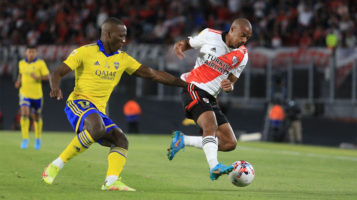 Luis Advíncula (Boca) y Nicolás De la Cruz (River).