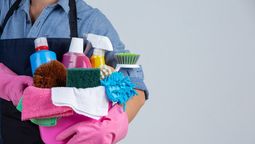 Elegir productos caseros para limpiar el parabrisas no solo es más económico, sino también más seguro para tu auto.