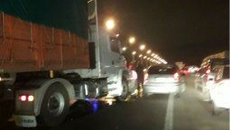 Un camión sufrió un accidente y perdió una carga de vinos en el Acceso Sur
