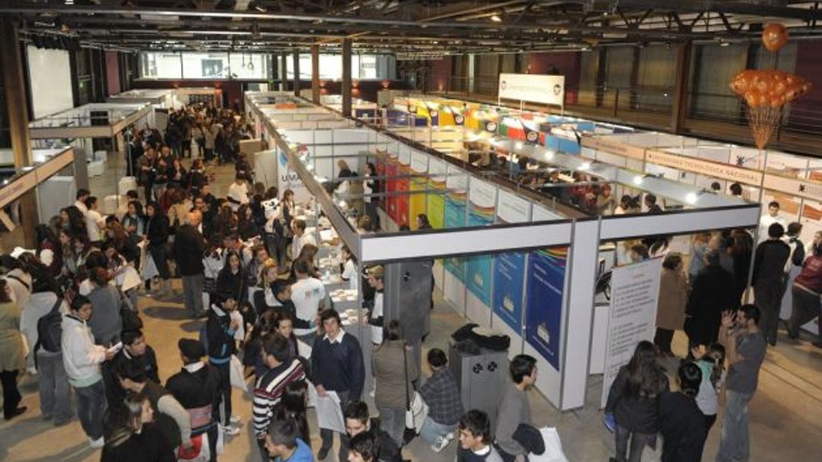 Una de las ferias educativas antes de las pandemia. Los terciarios son los más elegidos.