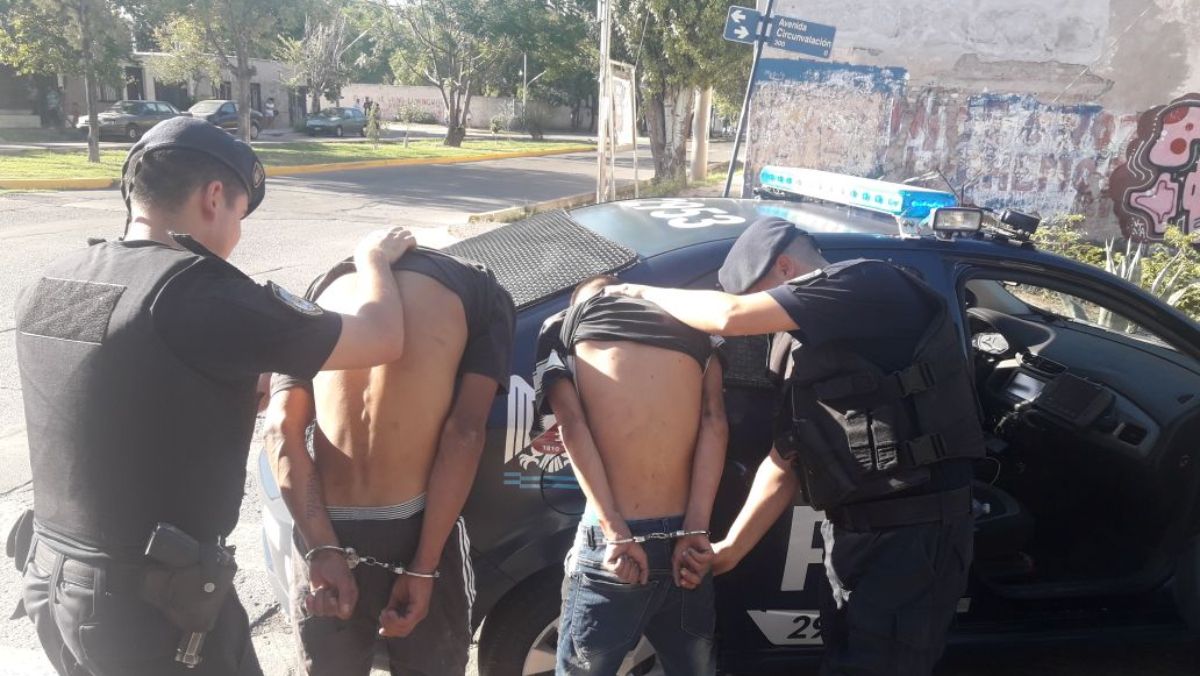 Inseguridad en Mendoza y robo de cable: Diego M., de 39 años, y Mario M., de 36, fueron denunciados y atrapados por la policía tras haber estado robando cables en la zona Oeste de Godoy Cruz.