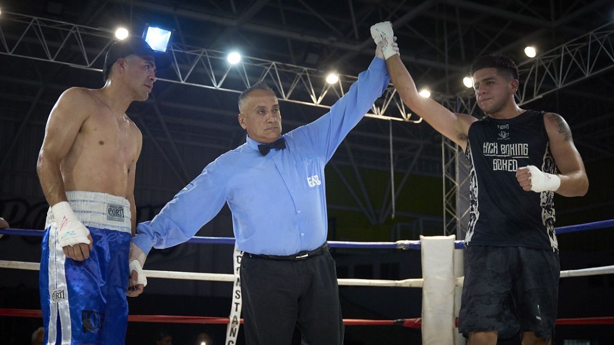 El jujeño Joaquín Villarreal Ruiz se llevó un ajustado triunfo -fallo mayoritario- frente a Gonzalo Fassola en el club Villa Hipódromo, de Godoy Cruz El jujeño Joaquín Villarreal Ruiz se llevó un ajustado triunfo -fallo mayoritario- frente a Gonzalo Fassola en el club Villa Hipódromo, de Godoy Cruz