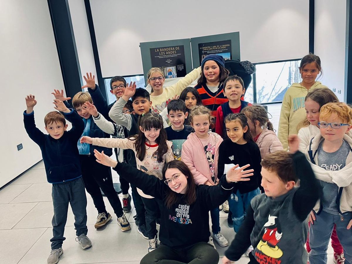 Cuentos sanmartinianos y clases de folclore se ofrecen en la Casa de San Martín. Cuentos sanmartinianos y clases de folclore se ofrecen en la Casa de San Martín.