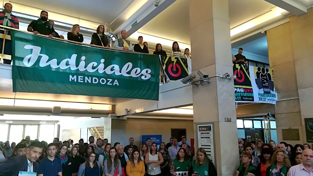 El Gobierno aumentó por decreto a los empleados judiciales.