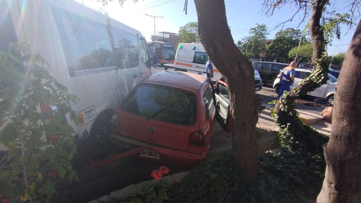 El VW Gol terminó dentro de una acequia luego de ser impactado por una Trafic, en Guaymallén. El VW Gol terminó dentro de una acequia luego de ser impactado por una Trafic, en Guaymallén.