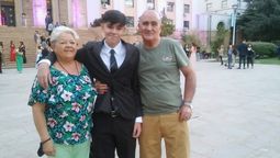 Benjamín Cuenca junto a sus abuelos. No puede correr el riesgo de lastimarse ni golpearse. El síndrome que padece es sumamente raro.