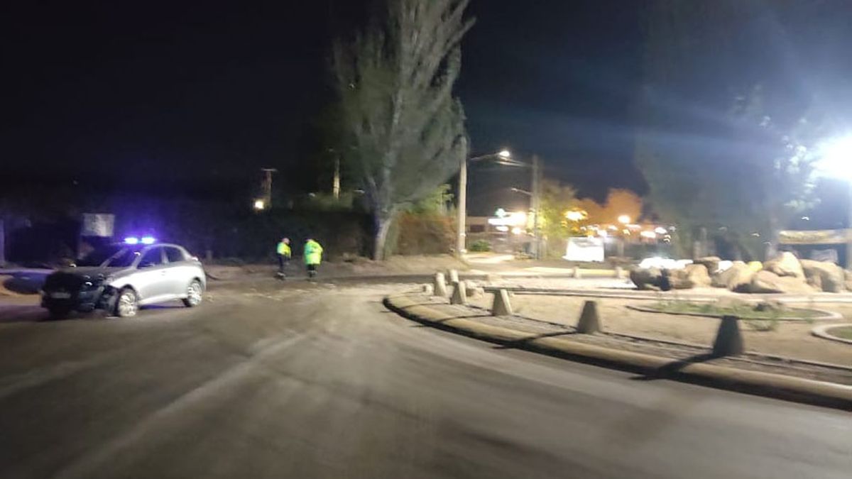 El conductor de un Peugeot 208 se llevó por delante una rotonda en Luján y confirmaron que manejaba completamente borracho.