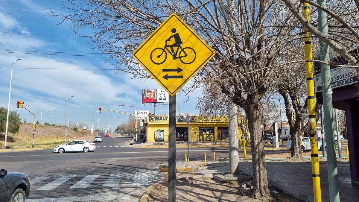 La bicicleta es el medio de transporte más sustentable y económico. La bicicleta es el medio de transporte más sustentable y económico.