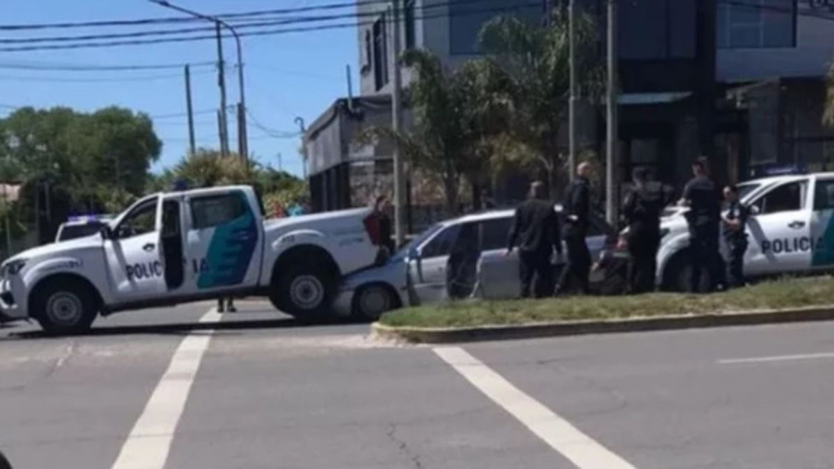 En el final de la persecusión, un móvil policial se coloca delante del auto del fugado, obligándolo a chocarlo y quedar debajo de la camioneta