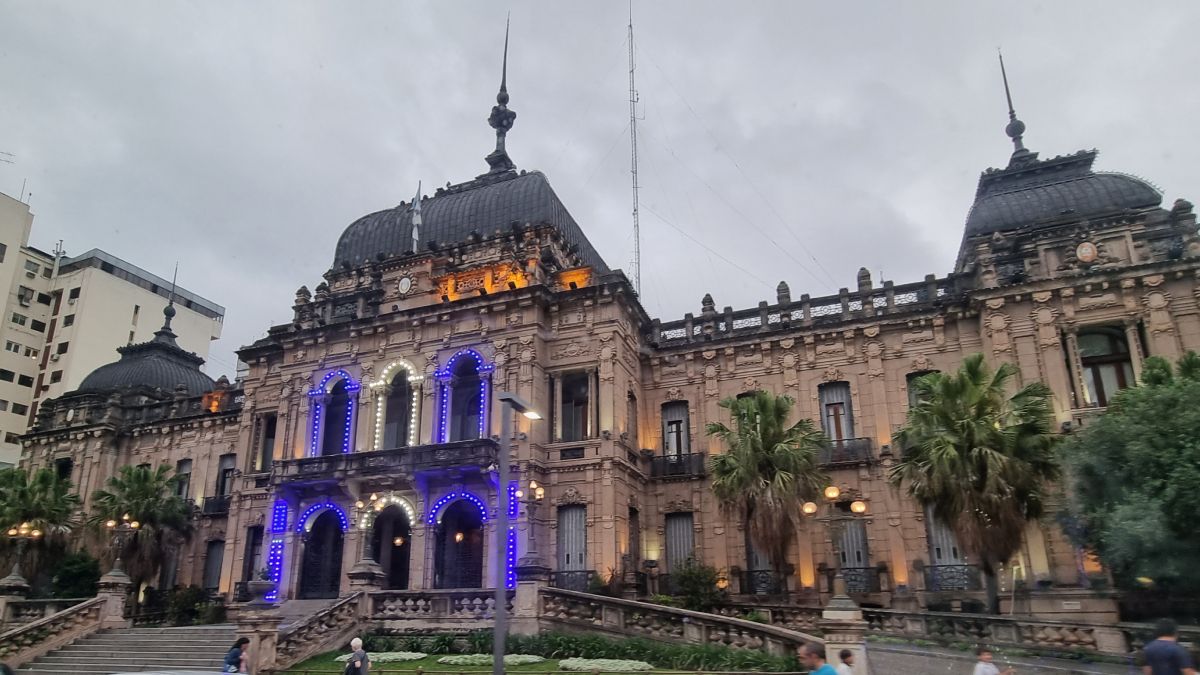 Frente de la Casa de Gobierno de Tucumán. (Foto: Federico Zalazar)