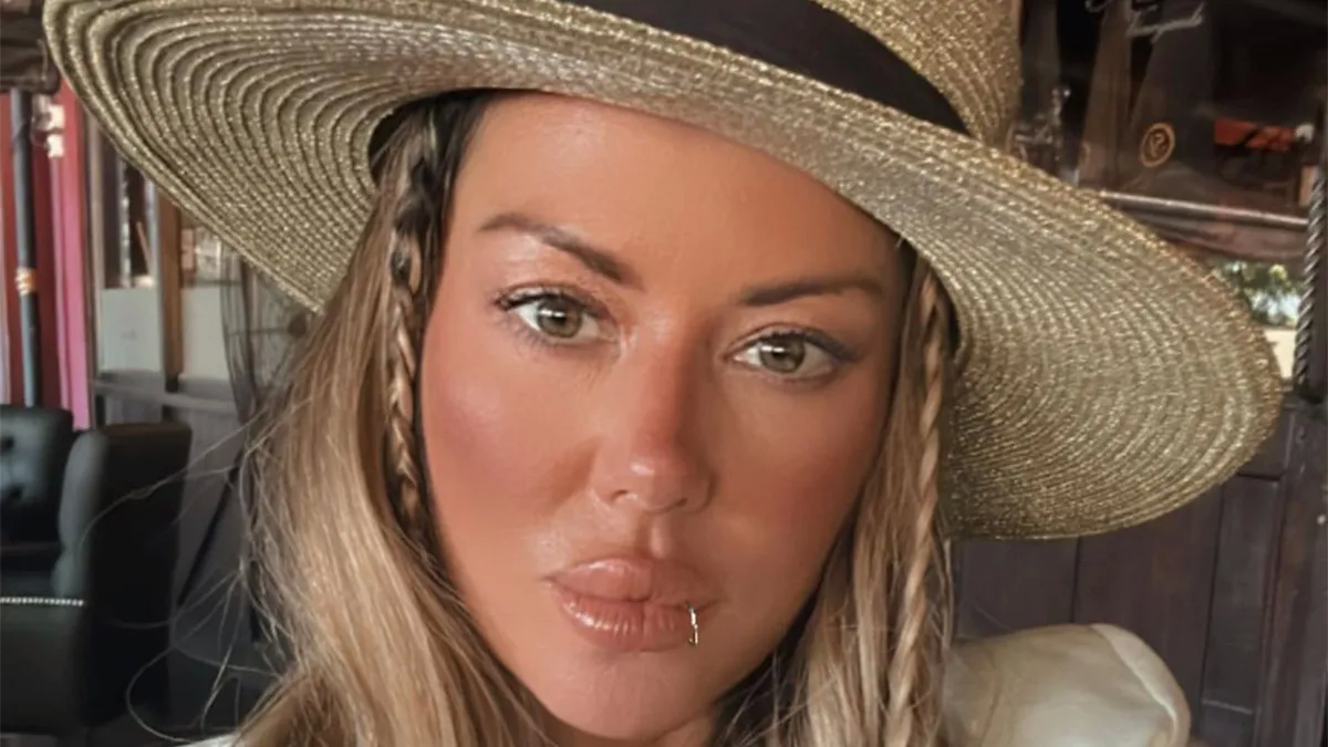 Desde Miami, Karina Jelinek confirma que es la nueva reina del hilo dental ultra XXS
