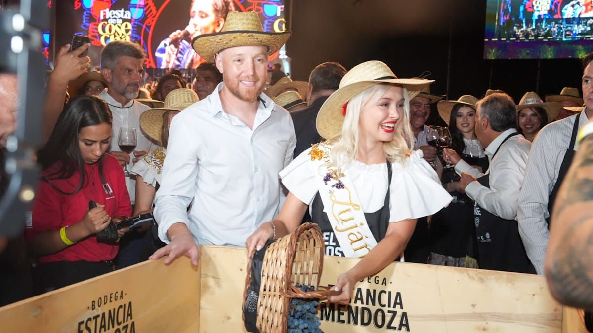 El intendente de Luján de Cuyo, Esteban Allasino junto a su reina Javiera Bravo, presentes en la Fiesta de la Cosecha. El intendente de Luján de Cuyo, Esteban Allasino junto a su reina Javiera Bravo, presentes en la Fiesta de la Cosecha.