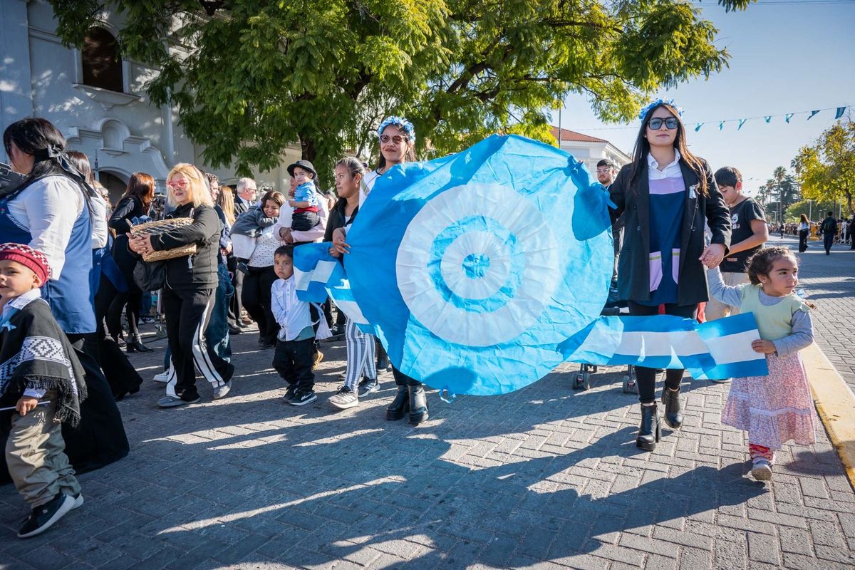 Una multitud presenció el desfile patrio del 25 de Mayo en San Martín.