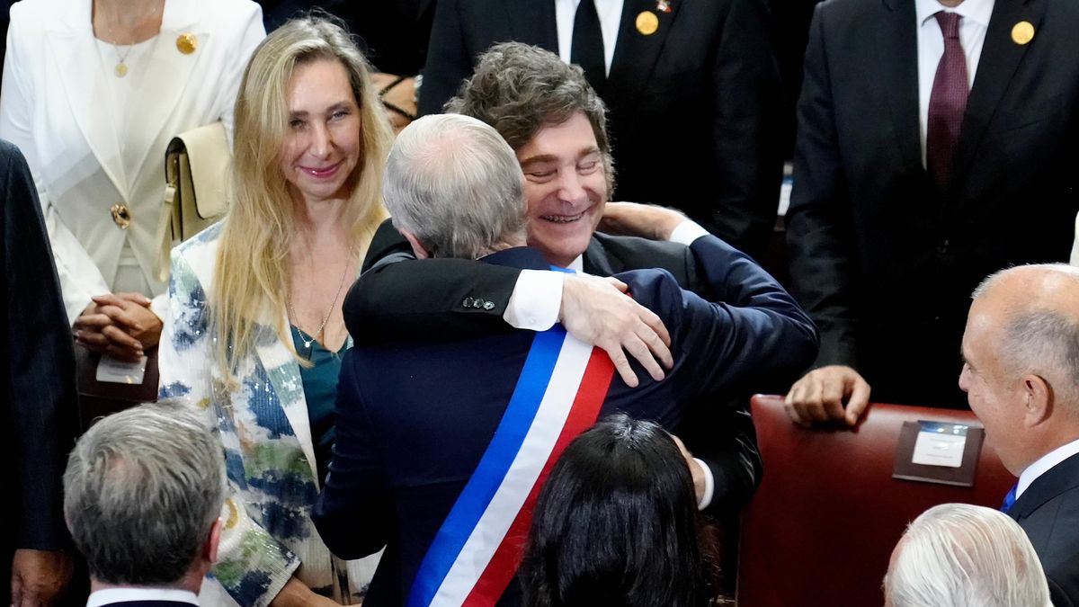 Fuerte abrazo entre Javier Milei y José Kast observados con alegría por Karina Milei.