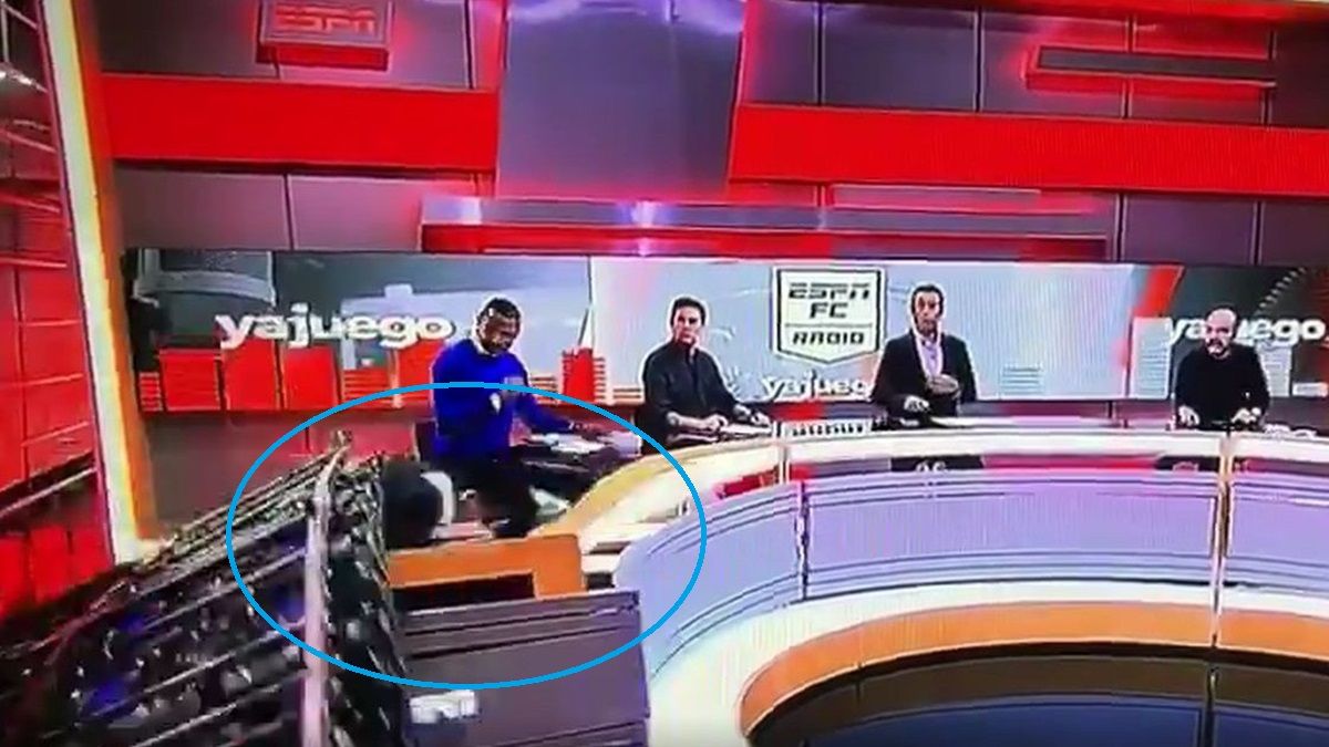 Momento en que la pantalla aplastó al periodista de ESPN.