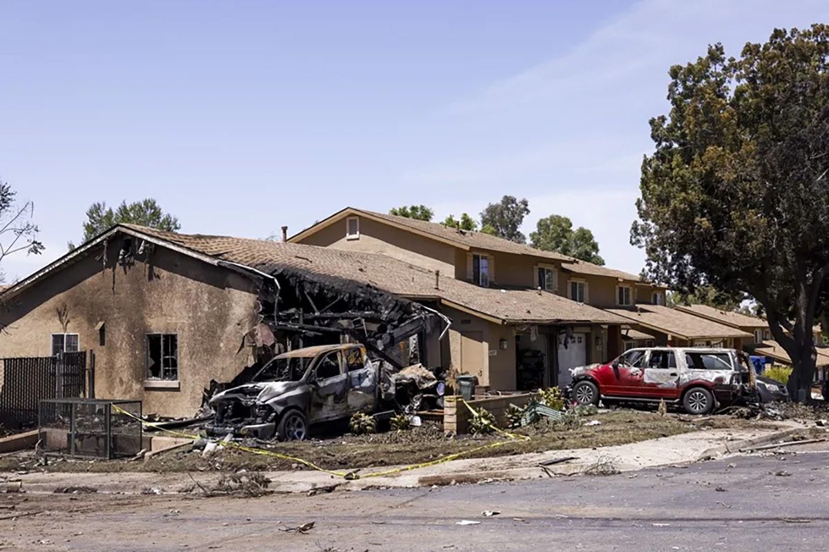 Los daños causados por el accidente de una avioneta en San Diego, California, al estrellarse en un barrio residencial. Crédito: EFE/Caroline Brehman.