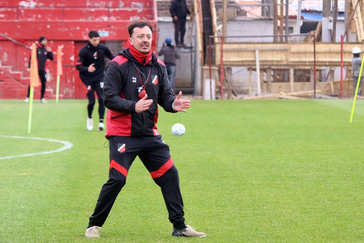 Alexis Matteo, el entrenador del Deportivo Maipú que logró su primer triunfo como entrenador en el Cruzado.