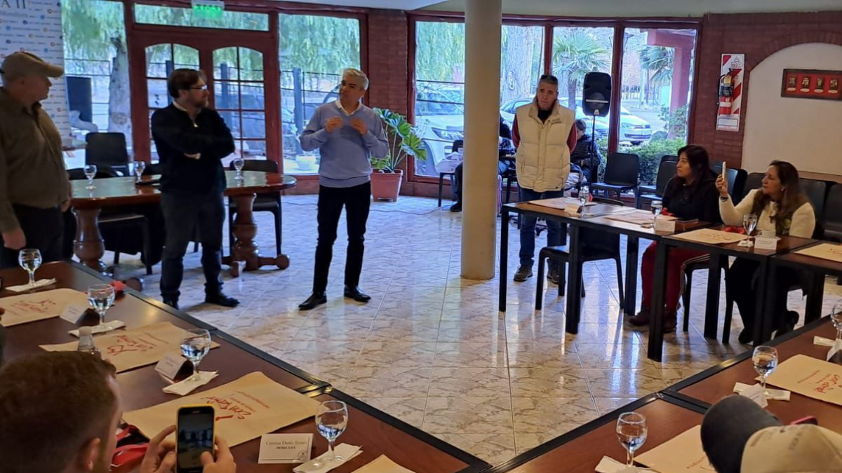 El Director de Turismo de San Rafael, Javier Muñoz, junto a representantes de empresas de Chile, Bolivia y Perú.