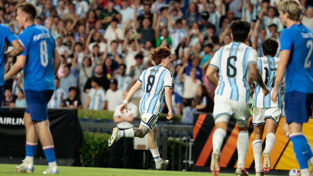 Todo el festejo de Valentín Barco que se aferra a la ilusión de ser titular en la Selección Argentina en la Copa Mundial de Fútbol 2026 pronto a iniciarse. Todo el festejo de Valentín Barco que se aferra a la ilusión de ser titular en la Selección Argentina en la Copa Mundial de Fútbol 2026 pronto a iniciarse.