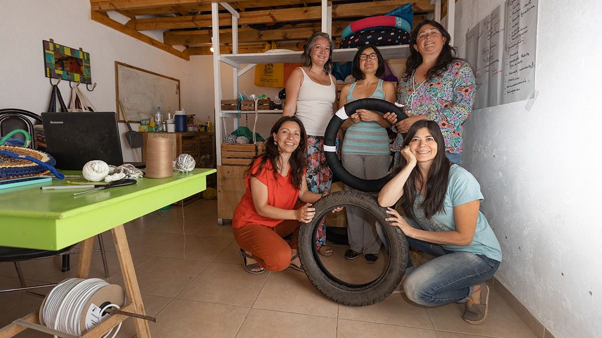 Las emprendedoras buscan los neumáticos de motos que no usa la empresa EcoCuyum. Las emprendedoras buscan los neumáticos de motos que no usa la empresa EcoCuyum.