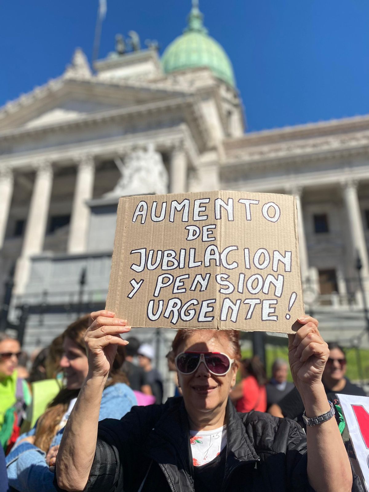 Mientras se desarrollaba la reunión de comisión en Diputados, en las afueras del Congreso se manifestaban jubilados y jubiladas. Mientras se desarrollaba la reunión de comisión en Diputados, en las afueras del Congreso se manifestaban jubilados y jubiladas.