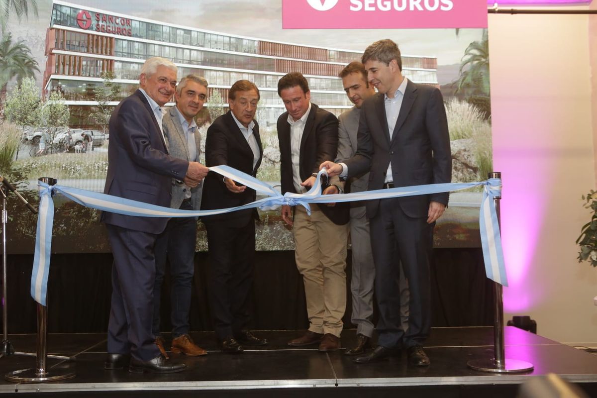 El mendocino Alfredo Panella (presidente Sancor Seguros), Sebastián Bragagnolo (intendente de Luján), el gobernador Rodolfo Suarez, Julián Groisman, vicepresidente de Grupo Presidente; René Villegas, gerente regional Sancor Seguros y Alejandro Simón, CEO de Grupo Sancor Seguros.