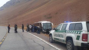 Un colectivo chileno se accidentó en alta montaña