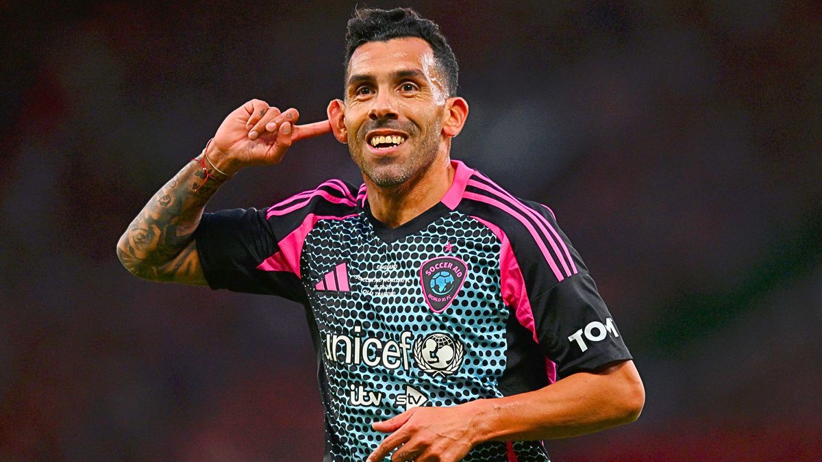 Carlitos Tevez brilló en su regreso a Old Trafford: póker de goles en el Teatro de los Sueños