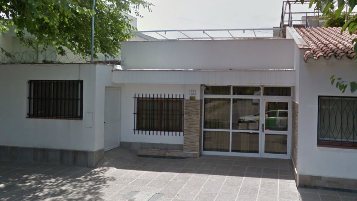 Geriátrico de calle Vélez Sarsfield, de Dorrego, donde dio positivo de coronavirus un trabajador, y por ellos se aisló a 17 internos que este lunes fueron hisopados al mediodía por el Ministerio de Salud.