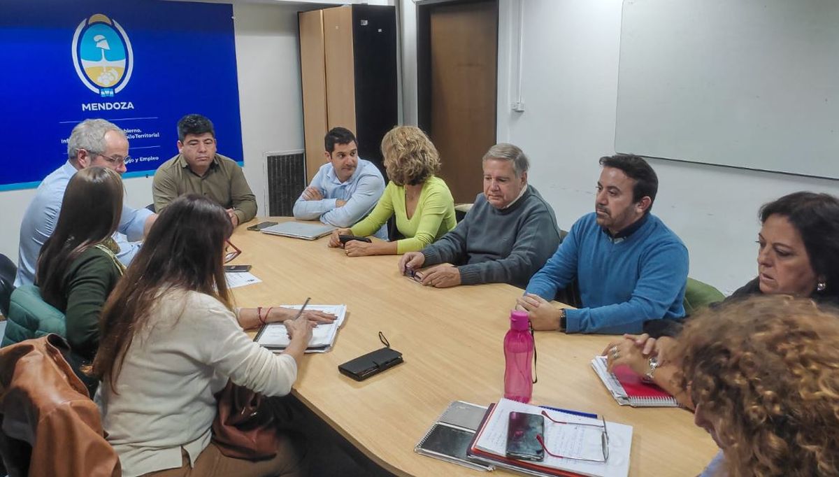 Este martes volvieron a reunirse los paritarios estatales y los miembros de AMPROS.