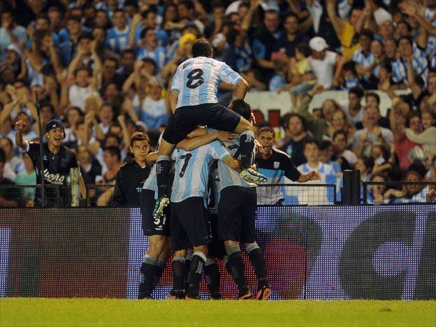 Racing arrancó con todo y sueña, mientras Colón se hunde