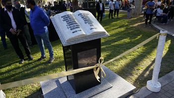 Un departamento de Mendoza inauguró un monumento a la Biblia