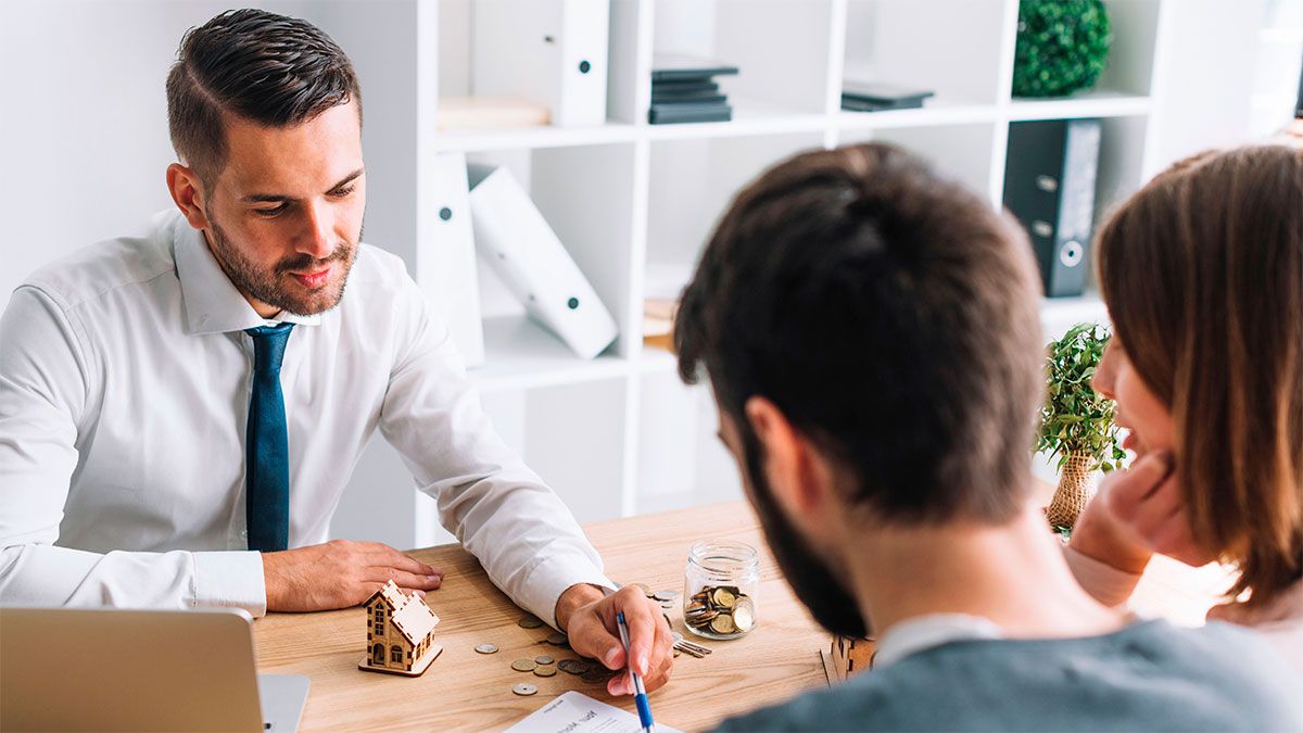 Las familias argentinas buscan créditos, pero hay cierta desconfianza hacia el sistema UVA. Las familias argentinas buscan créditos, pero hay cierta desconfianza hacia el sistema UVA.