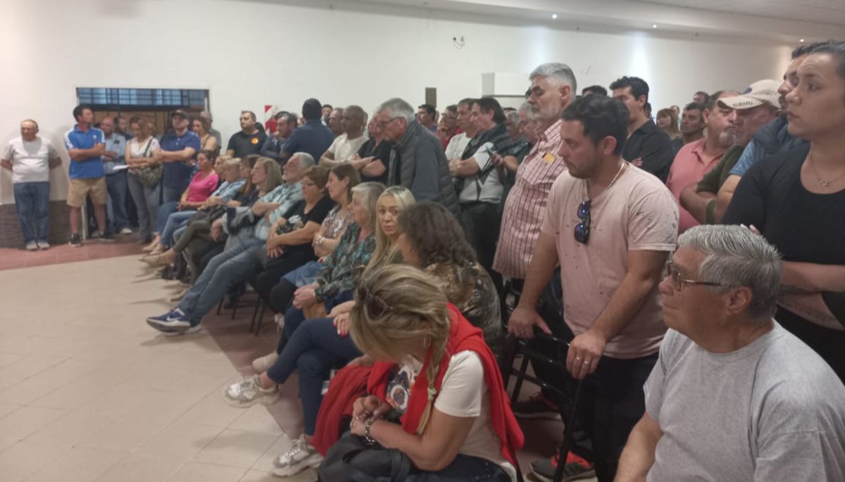 Unos 400 productores de la zona Este furiosos con los daños que les generó la helada pidieron la renuncia de toda la cúpula de Irrigación, incluido su titular Sergio Marinelli.&nbsp;