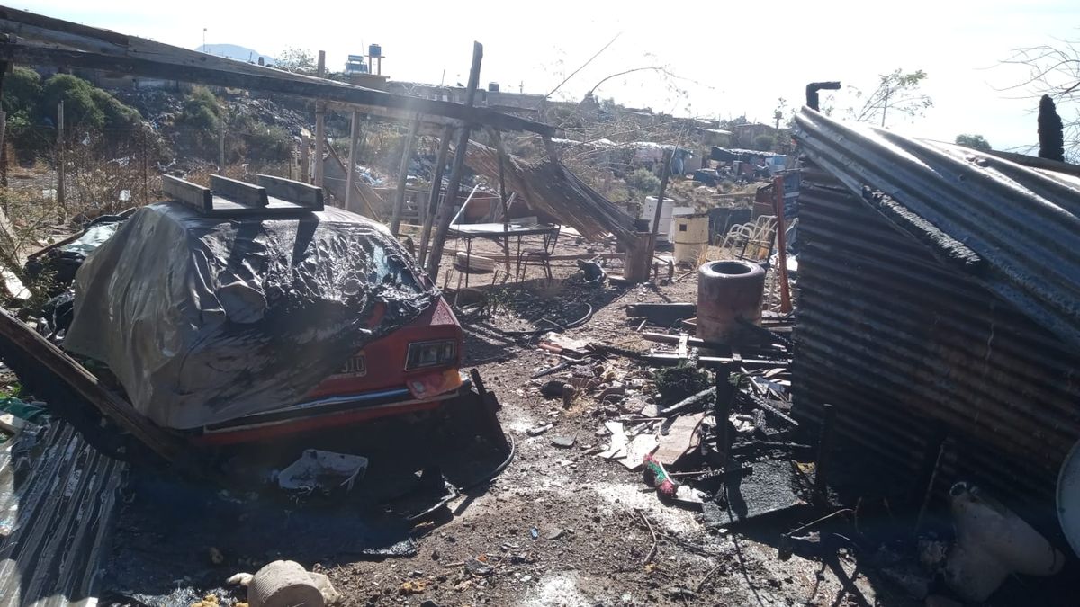 Todo quemado quedó el predio del barrio La Favorita, en la Ciudad de Mendoza. Todo quemado quedó el predio del barrio La Favorita, en la Ciudad de Mendoza.