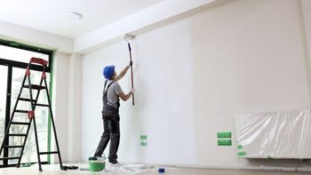 Adiós a la pared blanca: el color de pintura que es tendencia para embellecer tu casa sin gastar Adiós a la pared blanca: el color de pintura que es tendencia para embellecer tu casa sin gastar