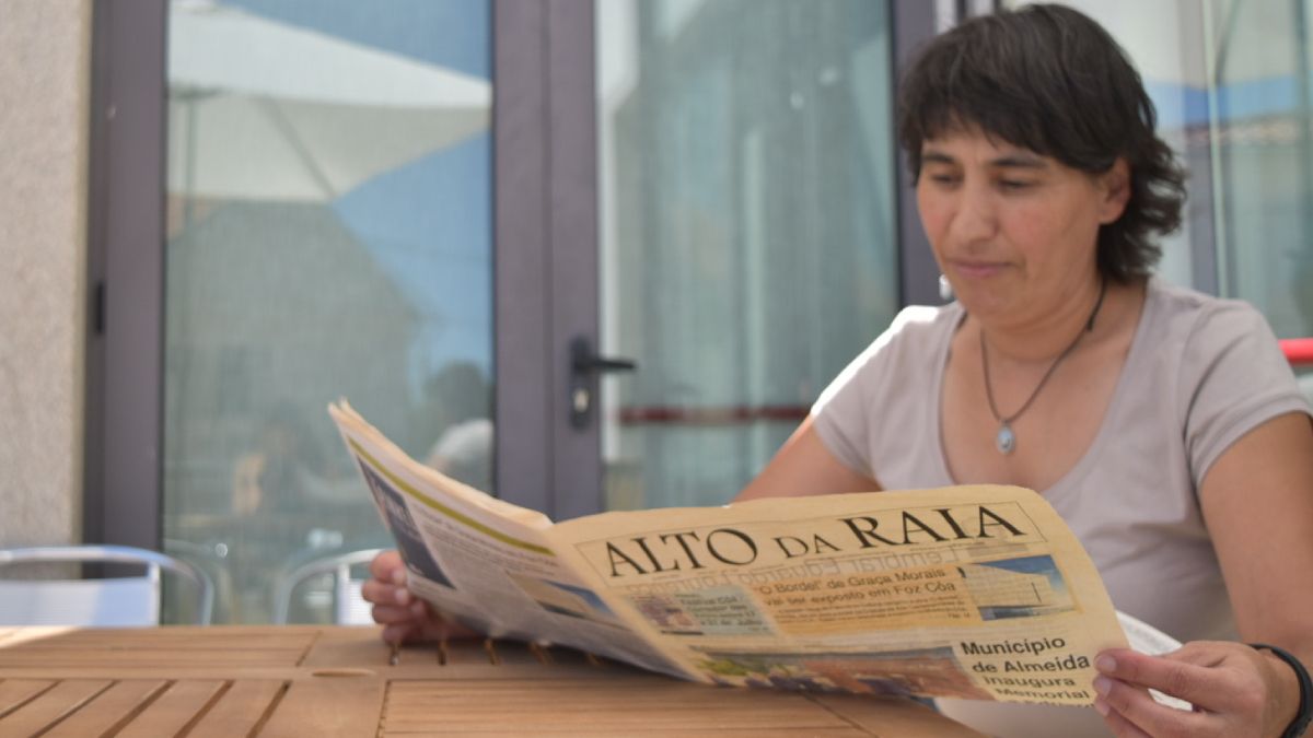Alexandra es una de las habitantes de Vale de Madeira que aún sigue eligiendo el diario de papel.