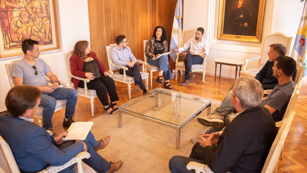 Rodolfo Suarez junto al diputado nacional Julio Cobos (sentado a su derecha) prestan atención a la problemática de los créditos UVA.