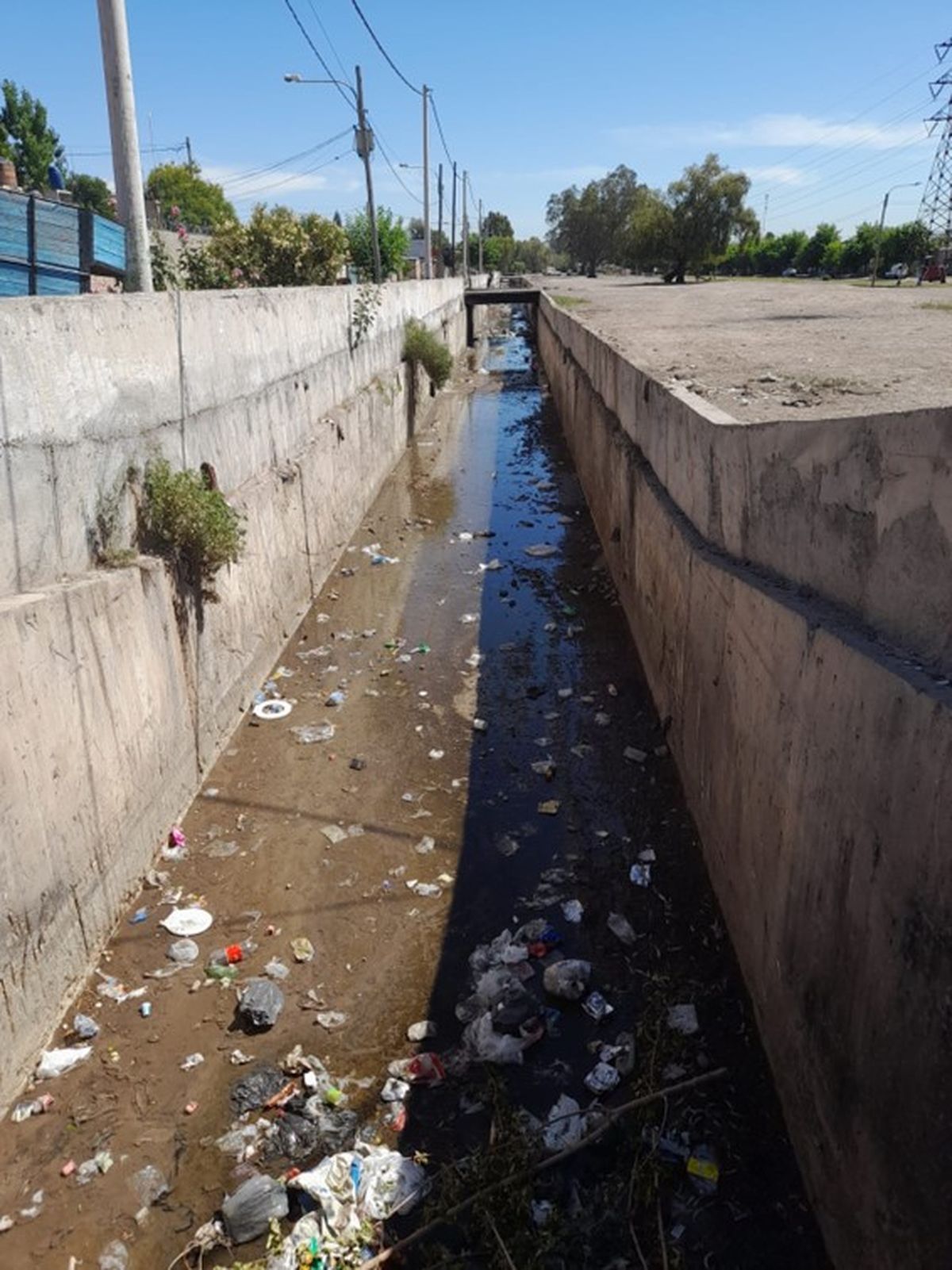 En Los Cerrillos, como suele ocurrir en otros canales de agua, se arroja todo tipo de basura: cubiertas, televisores y sillones hasta heladeras.