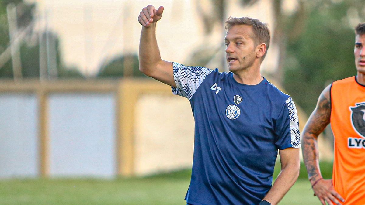 Martín Cicotello tuvo su primer contacto con los jugadores. El DT debutará ante River Plate el próximo miércoles en el Monumental. Martín Cicotello tuvo su primer contacto con los jugadores. El DT debutará ante River Plate el próximo miércoles en el Monumental.