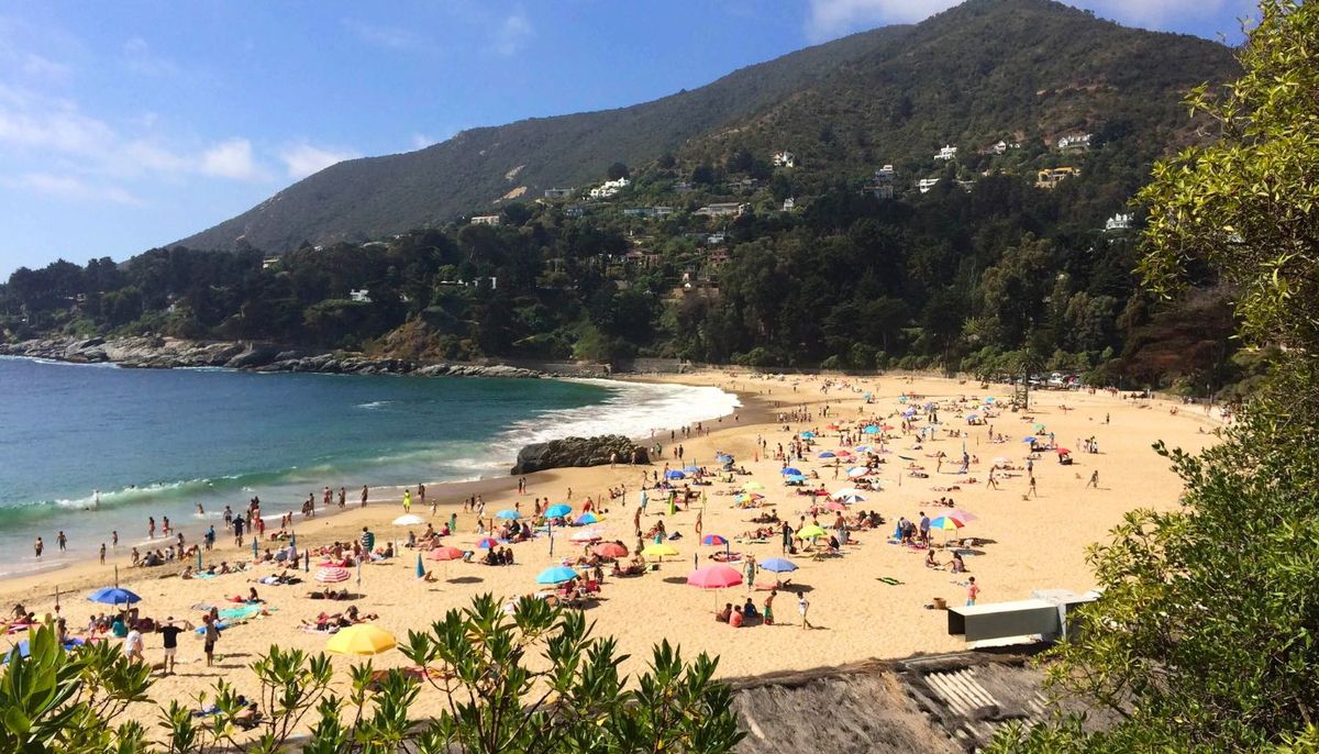 Las playas de Zapallar est&aacute;n rodeadas de cerros verdes.