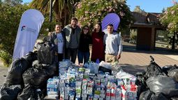 (de izquierda a derecha) Erica Gómez, parte del equipo de Fundación Grupo América, Andrés Bragagnolo y Gisela Fitt, voluntarios de Hormiguitas Solidarias junto a Gabriela Alé, Directora Ejecutiva de Fundación Grupo América y Exequiel Pucheta de Hormiguitas.